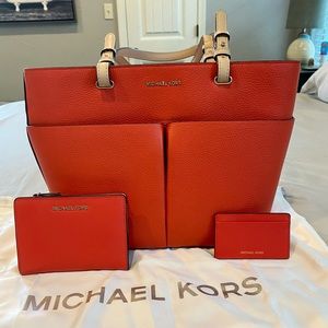 New Michael Kors Bedford Medium Faux Pebbled Leather Tote with Matching Wallet